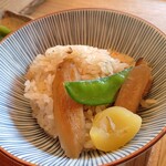 とらや工房 - 茶碗に取り分けた釜めし