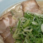 一楽ラーメン - チャーシュー沈める前♪