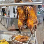 99 Ranch Market - 香港式BBQ売り場。ローストダックが吊り下げられています。ハーフを注文するとこれを下ろして、中華包丁で叩き切ります。