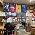 とちぎや - サッカー関連の展示がいっぱいの店内