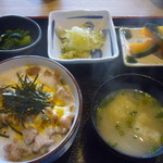 Tekkadori - 日替わりランチ（親子丼ごはん大盛、味噌汁、カボチャの煮物、ちりめん酢キャベツ、小松菜のおひたし）
