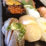 魚力海鮮寿し - ここのお持ち帰りお寿司のセレクションが好き。季節のお魚沢山なの