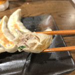 肉汁餃子のダンダダン - 一口で食べないと、マジで肉汁が飛ぶので、心して！肉肉感半端ない。味噌味が強くそのまま何もつけなくても美味いが、個人的には、それでも醤油と酢とラー油につけて食したい。チェーン店と侮れない美味さ！