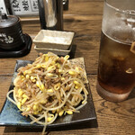 肉汁餃子のダンダダン - 辛いとの表示だが大丈夫！程よいピリ辛。但し、美味さはMAX。これぞ無限もやし！