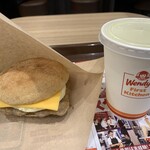 ウェンディーズ・ファーストキッチン - ソーセージエッグ&チーズサンドのコンビです。（2022年５月）