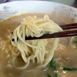 一徹 - とんこつラーメン、やや細めのちょい縮れ麺