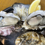 東京シェル石魚 - 福岡の真牡蠣と岩牡蠣の食べ比べ　この日はおとひめとみるくがき　薬味のホースラディッシュいいアクセント