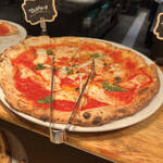 PIZZA SALVATORE CUOMO ＆ GRILL - ★焼きたてピザが次々に出されます。