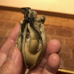 初音鮨 - 牡蠣　中にシャリを仕込みます