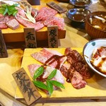 炭火焼肉 丸勢 - 伊勢海老の味噌汁、松永和牛（味噌ダレ）