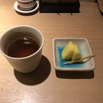 焼鳥 おみ乃 - ほうじ茶とデザート（パイナップル）