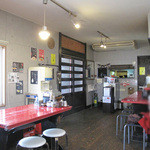 金の豚 - カウンター席とテーブル席。
