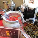 金の豚 - 卓上。
スリゴマ・コショウ・ラーメンダレ・紅ショウガ・辛子高菜。
ニンニクや柚子胡椒もあるそうです。
