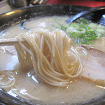 金の豚 - コクがしっかりありながら重くない、マイルドな豚骨スープです。
