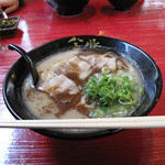 金の豚 - 基本の豚骨ラーメン＋10円の黒ラーメン530円。
