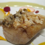 レ セゾン - 尼鯛の松笠仕立て みかんのクーリと酸味をきかせた野菜　
      アボカドのブイヨンにほんのりアーモンドを香らせて
      