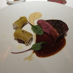 レ セゾン - シャラン産鴨胸肉のロースト 腿肉とパイナップルのカネロニ仕立て
      バニュルスワインとカカオを香らせたソース
      