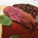 レ セゾン - シャラン産鴨胸肉のロースト 腿肉とパイナップルのカネロニ仕立て
      バニュルスワインとカカオを香らせたソース
      