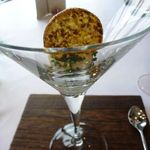 MAISON LAFITE - 豆のクッキー（これ美味しい）と下には「アラ」を使用したムース・・ムースをクッキーに付けて頂くのですけれど、ほんのりしたアラのお味が何ともいえず美味しい。 