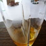 MAISON LAFITE - 温かいコンソメと冷たいコンソメ・・こんなグラス初めて見ました。中央が仕切られていて、素敵ですよ。 
      先ずは一つづつ味わい、中央に口を持っていくと両方のお味が重なります