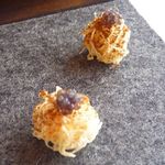 MAISON LAFITE - 中華で海老などに細い衣が巻かれている皮がありますでしょ。それを丸くしてお醤油が塗られています。お煎餅のようなお味でした。 