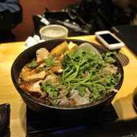 鳥ばか一代 - 鶏すき焼きは、もも肉は適度なハリがあって美味しく、火を通しすぎるとぱさつくイメージの強い胸肉はパサつきがなくて大変柔らかい食感で美味しい。