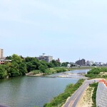 中華そば志のぶ支店 - 店先より広瀬川を望む