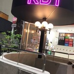 Meshi Nomi Pa Ra Ke Bi Wan - ピンクのネオン看板が目印の外観です