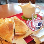Berufiore kafe biare - パニーニのドリンクセットで紅茶。パニーニのパンは3種？から選べるし紅茶もポットで提供が嬉しい。