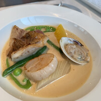 Benoit Alain Ducasse - ショードレ。カリっと香ばしいメバルを中心に、魚介の旨みが溶け込んだクリーム系のソースがまろやか。