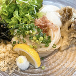 うどん匠人 岡本 - 自家製豆腐と野菜天のぶっかけうどん