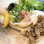 うどん匠人 岡本 - 自家製豆腐と野菜天のぶっかけうどん