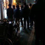 天外天 - 店の外には０時過ぎなのに３０人以上の行列が。これでも半分は減ったころ。
