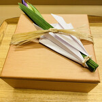 赤坂 菊乃井 - 素敵な八寸の入った箱: 凛とした菖蒲の花が　素敵てす。
