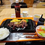 いきなりステーキ - オージーチップ200グラム1690円 黒烏龍茶は会員無料