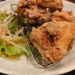 和食海鮮 ぎん - 唐揚げにサラダが付け合わせ、嬉しい♪