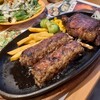 Buronko Biri - ハンバーグとステーキ、到着したらお店の方がハンバーグを半分にカッとして内側を鉄板にジューってされます。