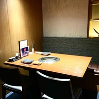 焼肉冷麺 ユッチャン 北新地店 - ゆったりとテーブル席で