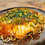 じだん - 肉玉そば(税込750円)+ハラペーニョ(100円)
・茹で生中太麺(磯野製麺)
・オタフクソース(甘さ控えめ)
・焼き方:ヘラで押さえない
・焼き上がりの形:丸く綺麗な焼き上がり
・鉄板皿で食べる