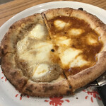 ピッツェリア イプシロン - 左がポルチーニ&チーズ、右がエビ＆チーズ