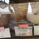 Haritts donuts&coffee - 小伝馬町店限定品のショーケース