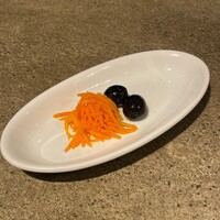 Rojoc - 人参とオリーブのマリネ