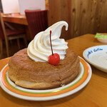 Komeda Kohi Ten - シロノワール(700円)デニッシュパンの上にソフトクリームがのっています。