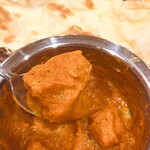 リトルスパイス - 伝わりにくいが笑っちゃうレベルの大きさの肉塊が。
      これプラス5〜6切れの肉塊。
      肉でルーの量をカサ増してます（笑）