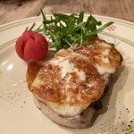 OSTERIA SELVAGGINA - 白金豚とスカモルツァ・チーズの炭火焼き