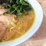横濱ラーメン あさが家 - バランスが良く豚骨の香りがいいスープ。
