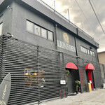 Lions Den Resturant&Bar - 店頭
            右の扉から入りましょう