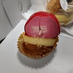 レガール - 【見た目大きな苺のケーキの断面写真】
                                フランボワーズって言葉が脳裏を過る、甘酸っぱく香りも良く美味しかったです♪