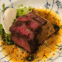 トゥーランドット 臥龍居  - 鳥取牛のサーロインです。下敷きは秋田豆板醤で煮含めた豆腐