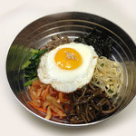 魚の三姉妹 - ★ビビンパ★ご飯に色々な野菜とナムルを特製のゴチュジャンソースと一緒に混ぜて食べる韓国定番の家庭料理です。